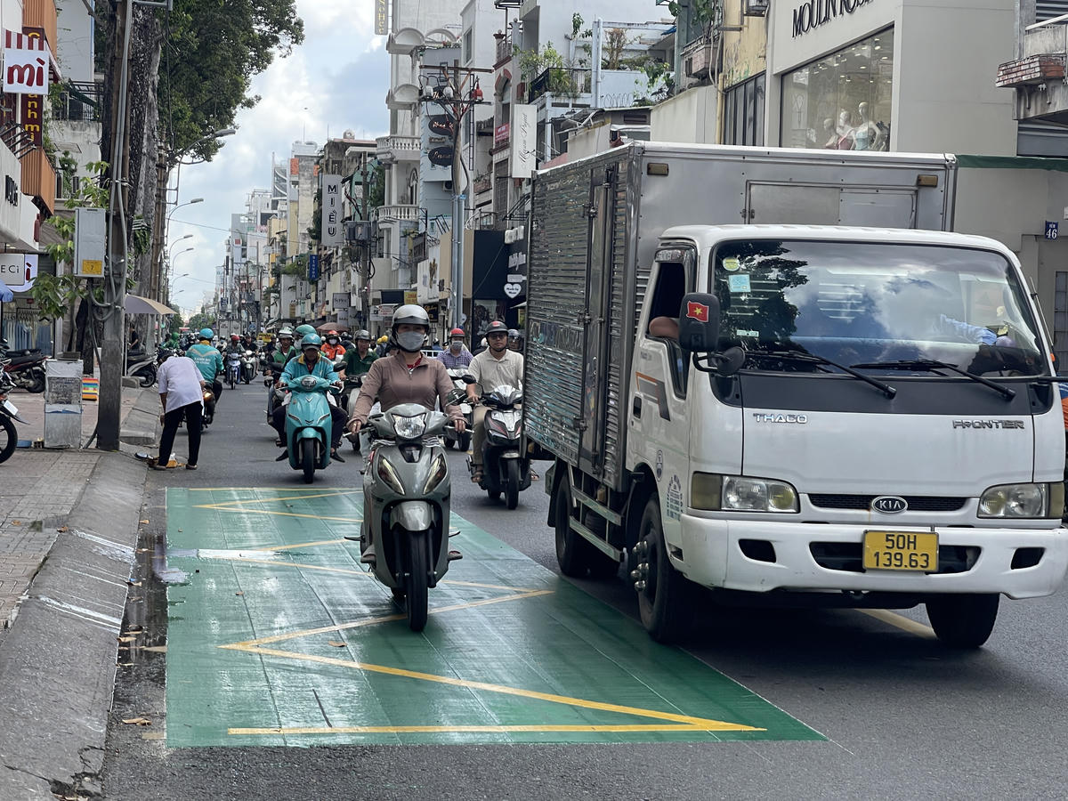 TP Hồ Chí Minh: Sơn màu xanh phản quang ở trạm chờ xe buýt