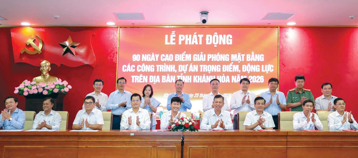 Ông Nguyễn Việt Hùng, Chủ tịch UBND tỉnh Khánh Hòa và lãnh đạo các sở, ban, ngành chứng kiến các đơn vị, địa phương, doanh nghiệp ký cam kết tại lễ phát động.