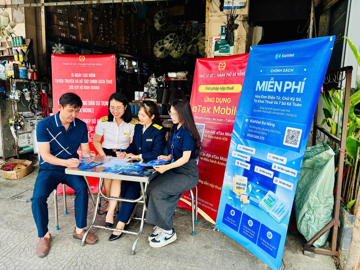 Cán bộ thuế hướng dẫn, giải đáp các vướng mắc cho người nộp thuế. Ảnh: Minh Chân.