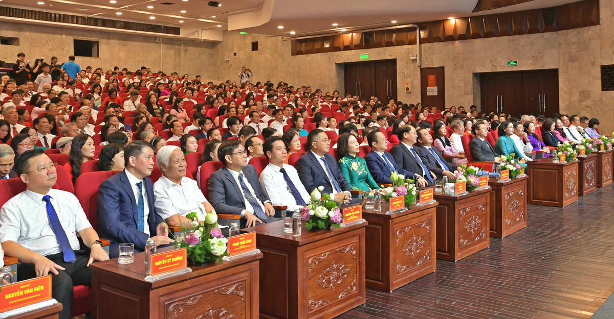 Các đại biểu cùng đại diện 126 gia đình tiêu biểu tham dự Hội nghị.