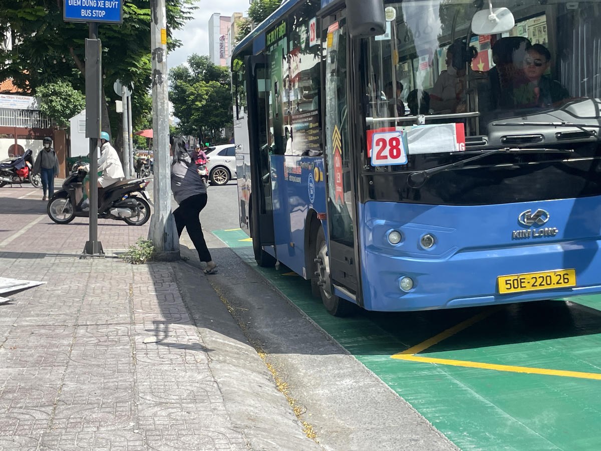 TP Hồ Chí Minh: Sơn màu xanh phản quang ở trạm chờ xe buýt