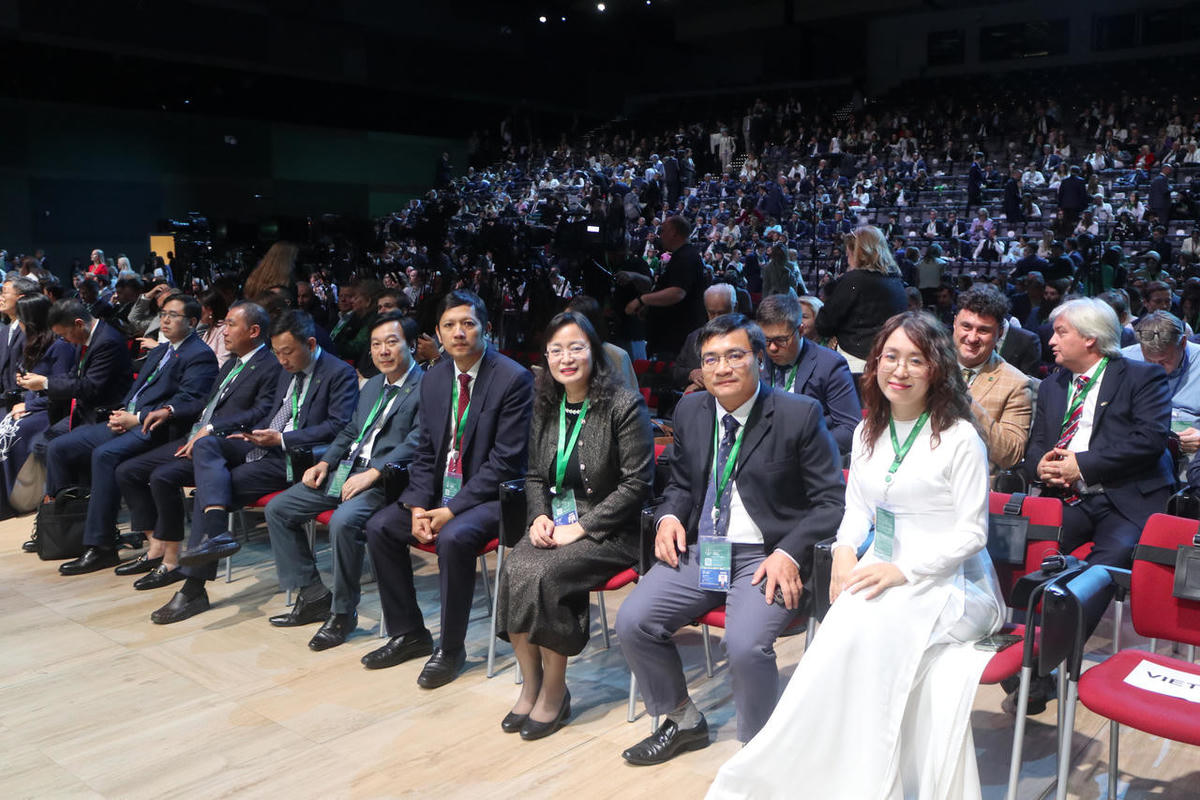 Các thành viên Đoàn công tác của Việt Nam tham dự Diễn đàn.