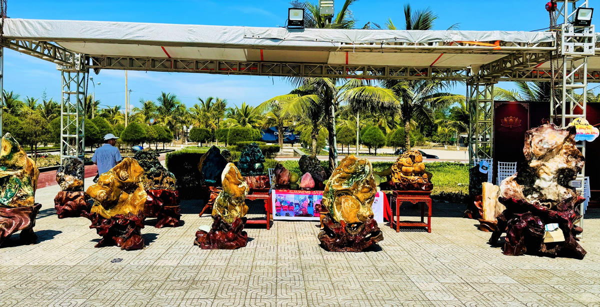 Một góc không gian trưng bày tác phẩm đá, đồ gỗ tại Quảng trường biển Tam Thanh. Ảnh: NT.
