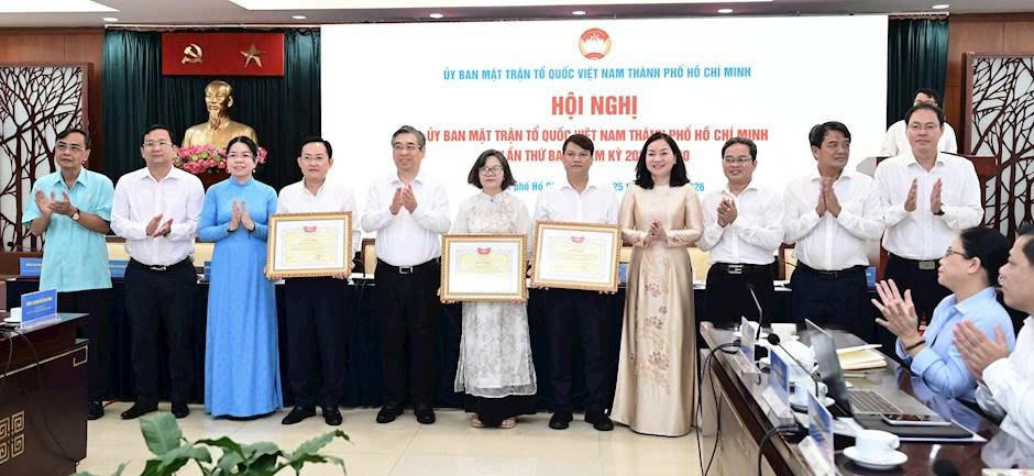 Ông Nguyễn Phước Lộc cùng lãnh đạo Ủy ban MTTQ Việt Nam TP Hồ Chí Minh trao Bằng khen, chúc mừng các tập thể, cá nhân. Ảnh: VM.