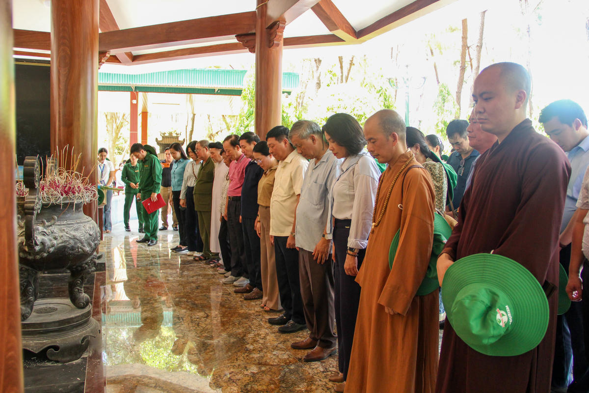 Đoàn đại biểu Mặt trận TP Hà Nội tri ân Anh hùng liệt sĩ ở Quảng Trị