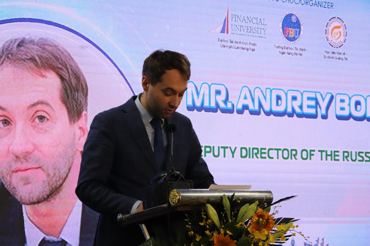 Ông Andrey Borodenko - Phó giám đốc Trung tâm Khoa học và Văn hóa Nga tại Hà Nội chia sẻ tại hội thảo. Ảnh: Đức Tâm.