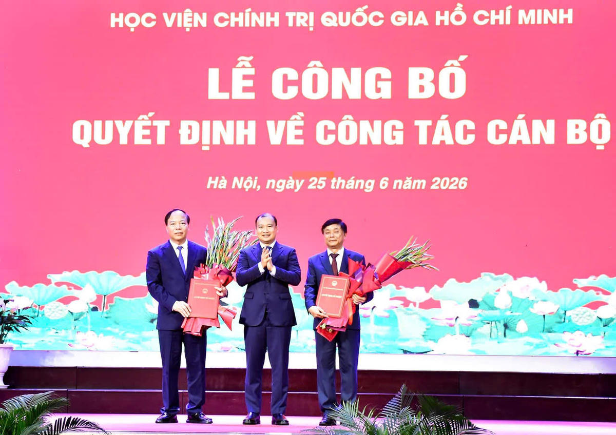 PGS.TS Lê Hải Bình, Ủy viên Trung ương Đảng, Phó Giám đốc Thường trực Học viện Chính trị quốc gia Hồ Chí Minh trao quyết định và tặng hoa chúc mừng PGS.TS Phạm Minh Sơn và PGS.TS Mai Đức Ngọc. 
