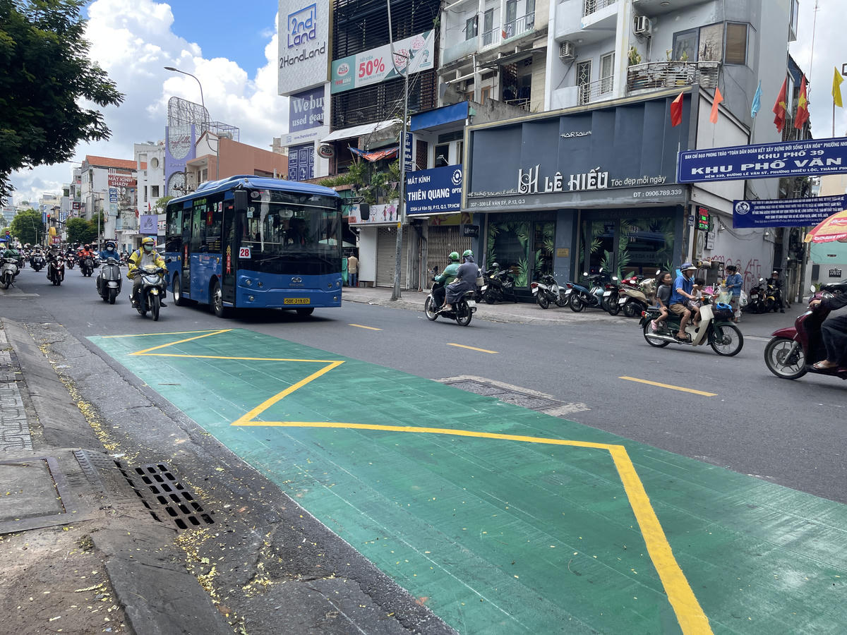 Nhiều nhà chờ, điểm đón xe buýt ở TP Hồ Chí Minh hiện được sơn xanh, vạch vàng phản quang để tăng khả năng nhận diện. Ảnh: Đ.Xá.