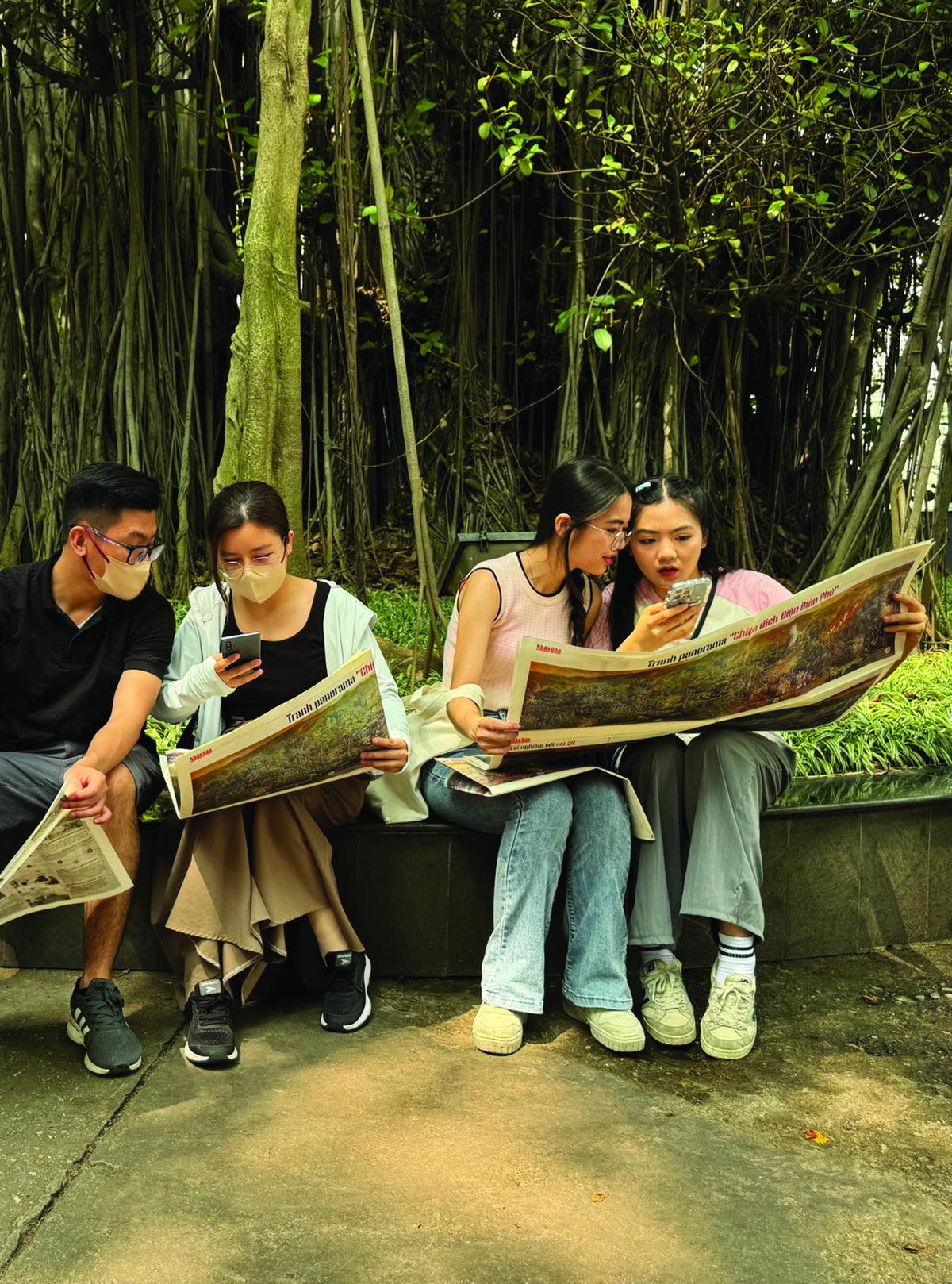 Gen Z tìm báo giấy khi có “trend”. Ảnh: Thư Hoàng.