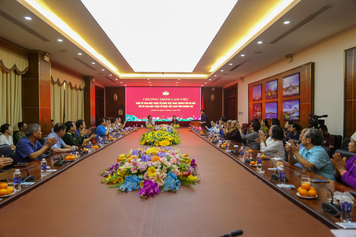 Đoàn đại biểu Mặt trận TP Hà Nội tri ân Anh hùng liệt sĩ ở Quảng Trị