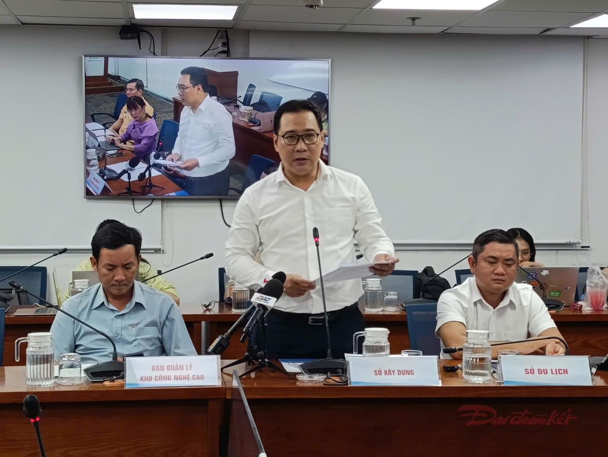 Ông Trịnh Quốc Dũng, Phó Trưởng Phòng Phòng Hạ tầng kỹ thuật thuộc Sở Xây dựng TP Hồ Chí Minh thông tin tại buổi họp báo. Ảnh: T.Luân.