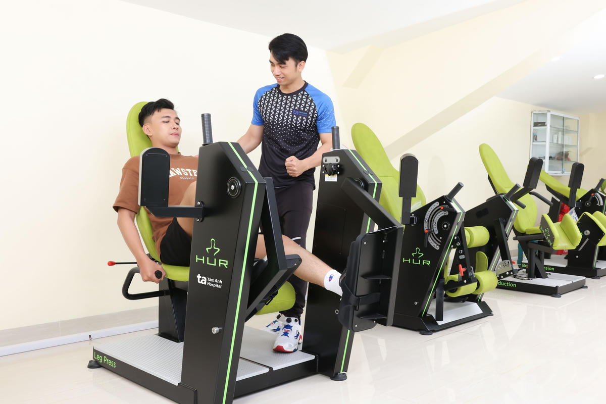 Người bệnh tập phục hồi chức năng với dàn máy hiện đại sau phẫu thuật thay khớp. Ảnh: Bệnh viện Đa khoa Tâm Anh.