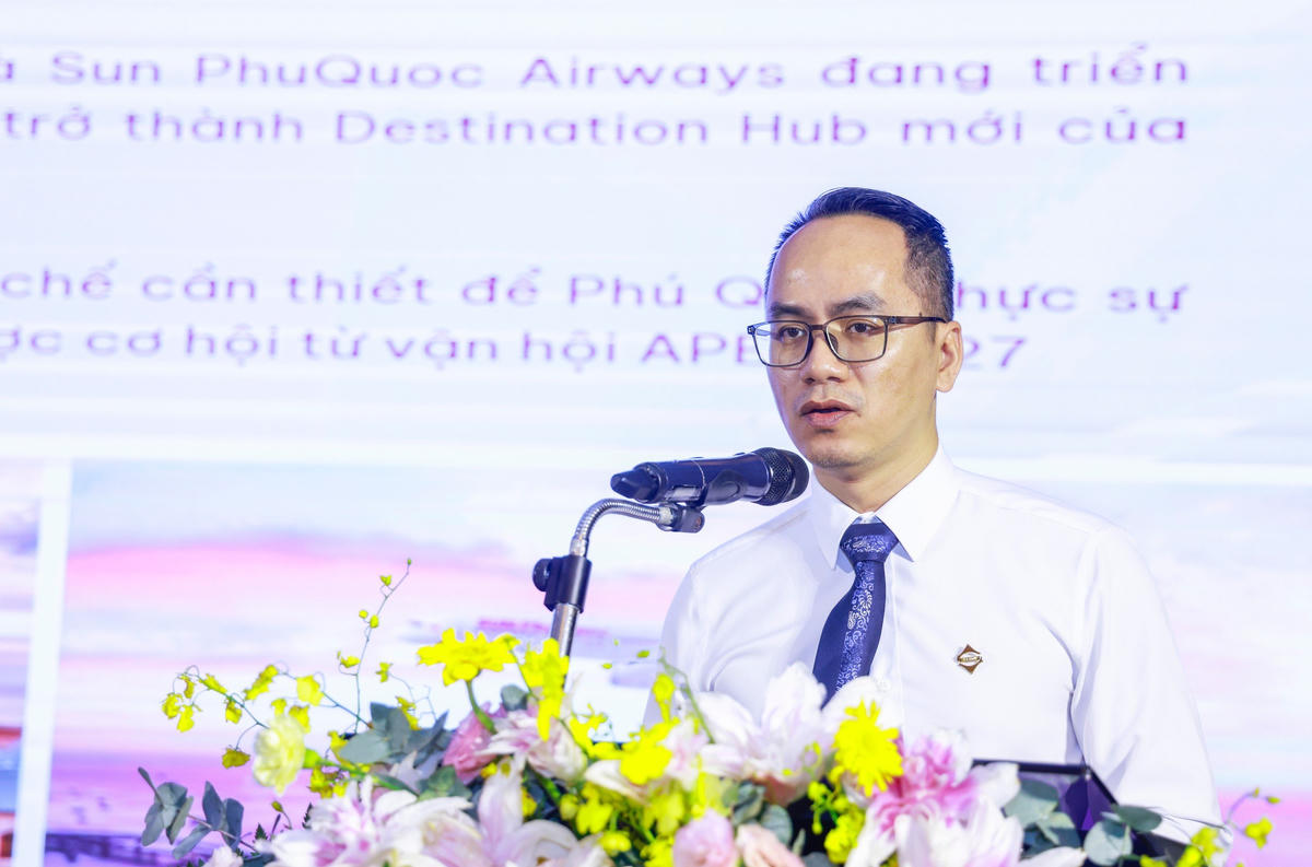 Ông Lã Vĩnh Nam, Phó Giám đốc Kinh doanh Sun PhuQuoc Airways (Tập đoàn Sun Group) tham luận tại hội thảo. Ảnh: Quang Vinh.