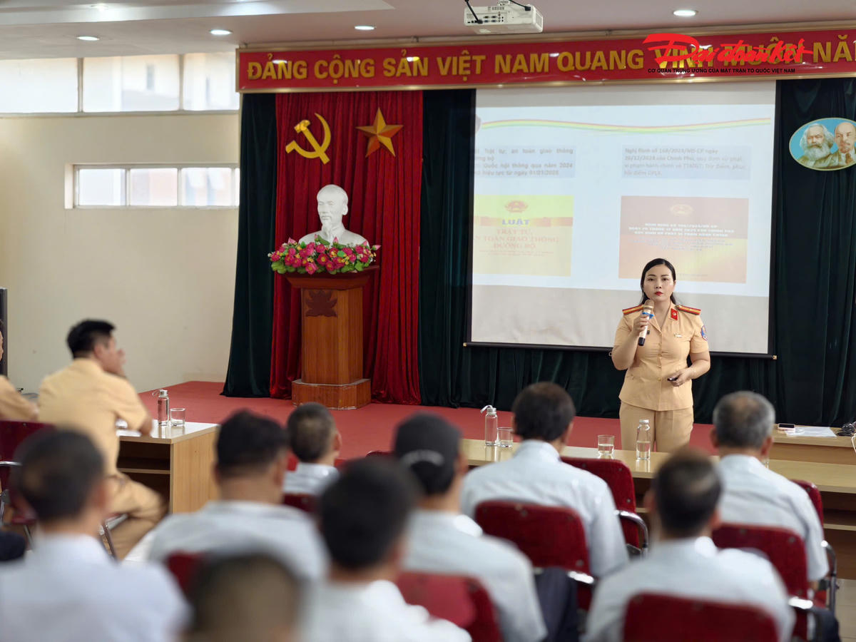 Theo đại diện Đội CSGT đường bộ số 4, thời gian qua, lực lượng CSGT đã tăng cường kiểm tra, xử lý vi phạm đối với xe buýt trên địa bàn quản lý. Qua thực tế, các lỗi vi phạm chủ yếu vẫn là dừng, đỗ sai quy định, không chấp hành tín hiệu đèn giao thông và một số hành vi ảnh hưởng đến trật tự, an toàn giao thông.
