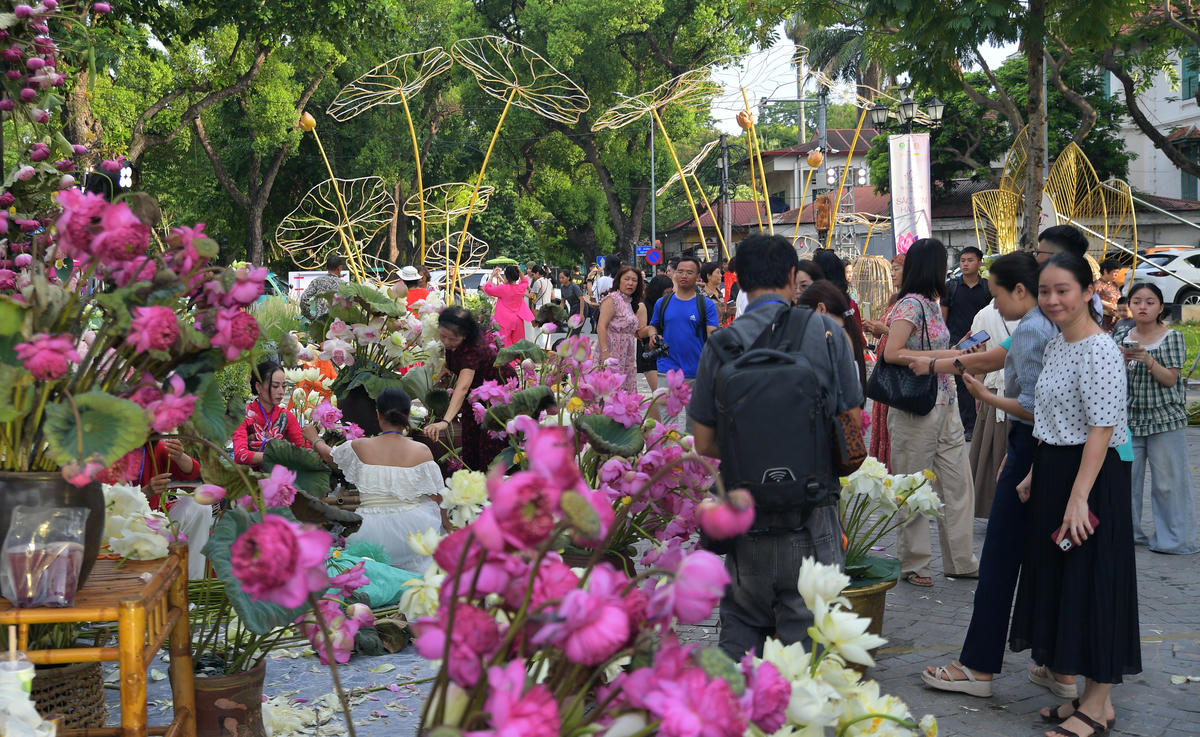 Đông đảo người dân, du khách và những người yêu văn hóa Thăng Long - Hà Nội tham dự đêm khai mạc.
