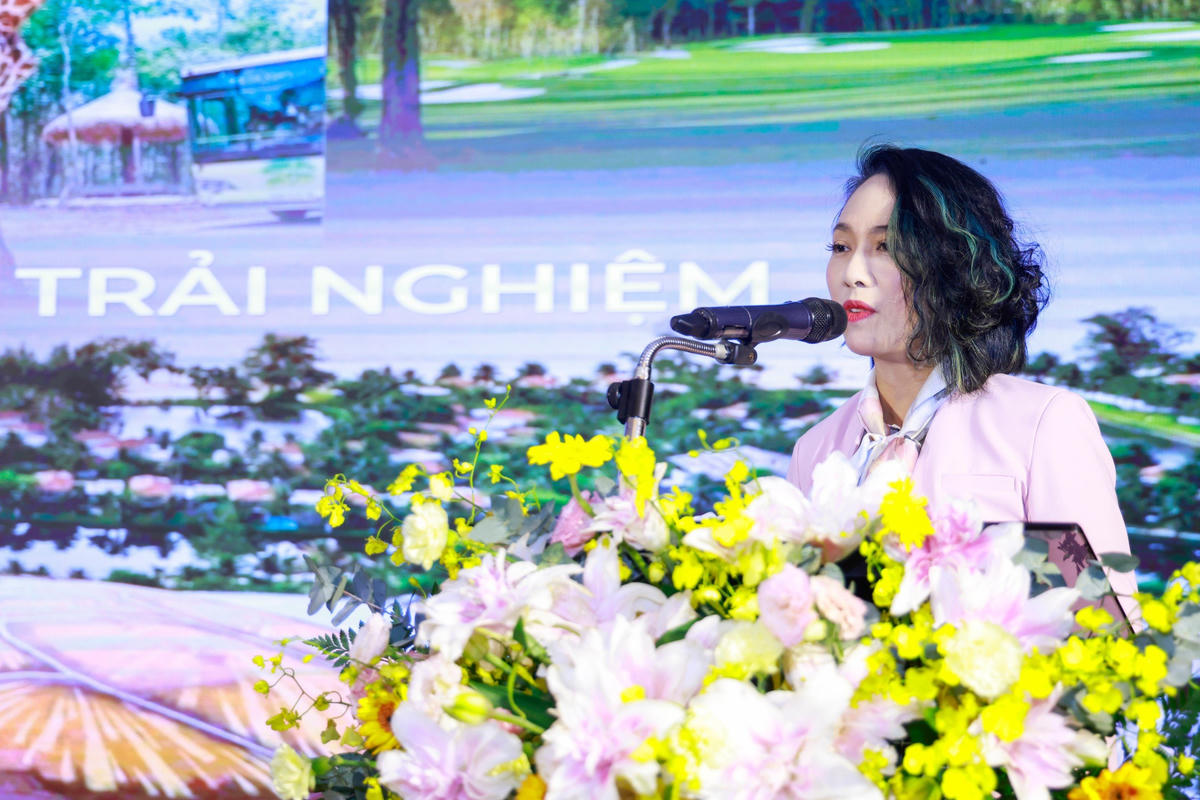 Bà Nguyễn Thu Phương, Giám đốc Chuỗi Khách sạn Vinpearl (Tập đoàn Vingroup) tham luận tại hội thảo. Ảnh: Quang Vinh.