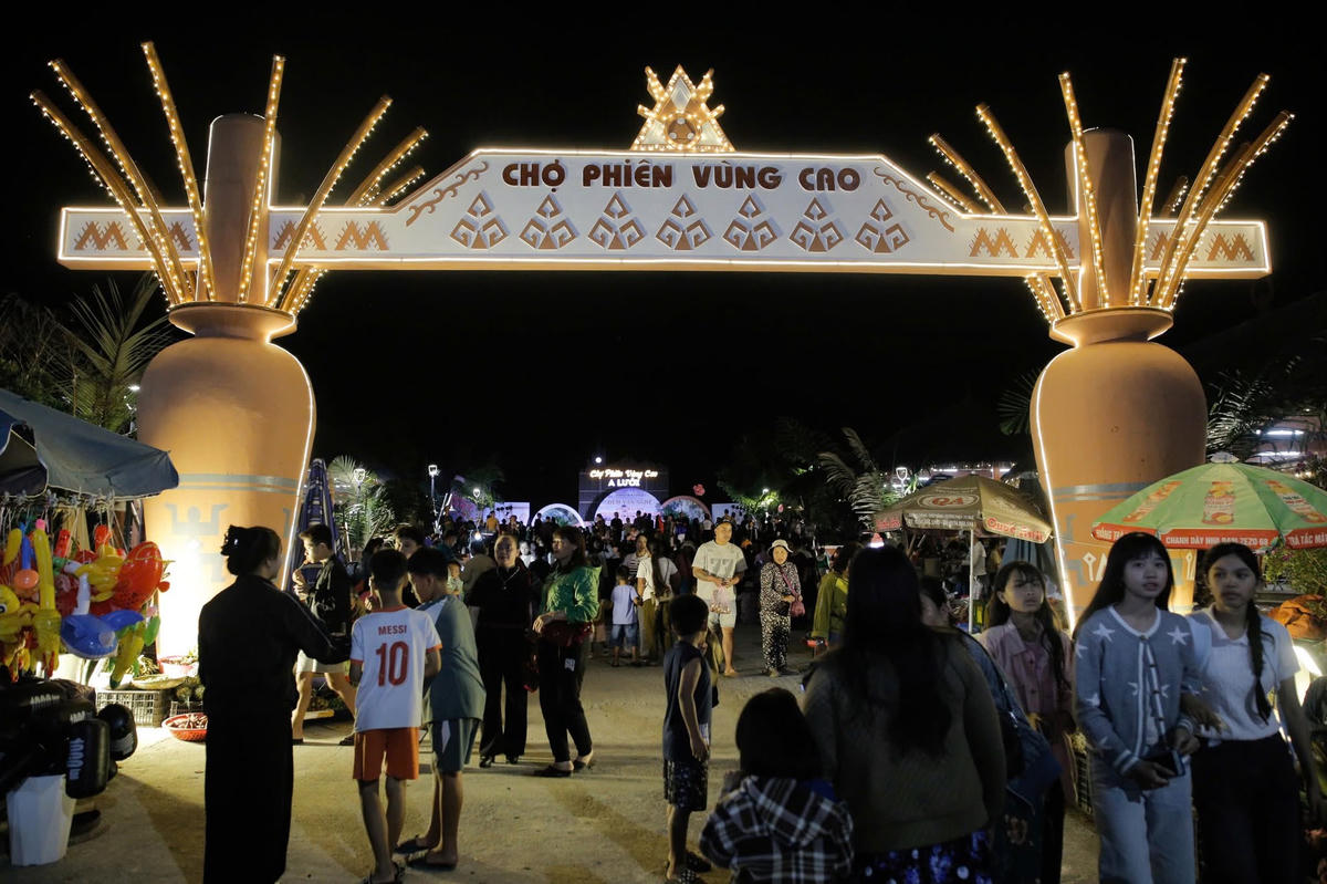 Chợ phiên vùng cao xã A Lưới thu hút đông đảo người dân và du khách đến tham quan, trải nghiệm và mua sắm những đặc sản đặc trưng của địa phương. Ảnh: A.L.