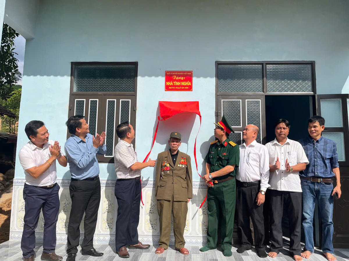 Lãnh đạo xã Đăk Kôi tổ chức lễ khánh thành và bàn giao căn nhà cho các con đẻ của người hoạt động kháng chiến bị nhiễm chất độc hóa học. Ảnh: CD.