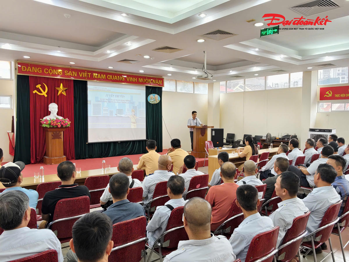 Ngày 26/6, Phòng CSGT Công an TP Hà Nội phối hợp với Xí nghiệp xe buýt Hà Nội tổ chức hội nghị tuyên truyền, phổ biến pháp luật về trật tự, an toàn giao thông (TTATGT) cho toàn bộ đội ngũ công nhân lái xe của đơn vị. Hoạt động được triển khai nhằm nâng cao nhận thức pháp luật, kỹ năng xử lý tình huống và ý thức trách nhiệm của lực lượng trực tiếp điều khiển phương tiện vận tải hành khách công cộng.