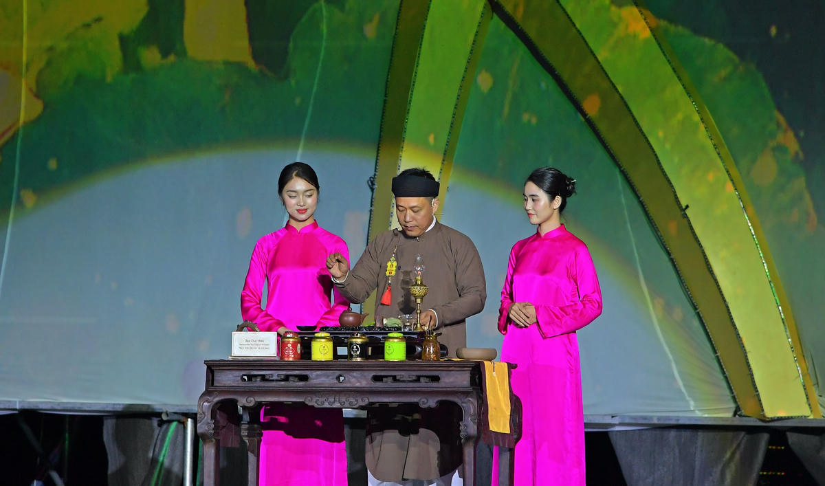 Nghệ nhân trình diễn pha trà sen Quảng An.