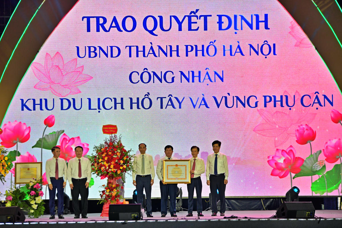 Đại diện UBND phường Tây Hồ đón nhận quyết định công nhận khu du lịch và phụ cận.