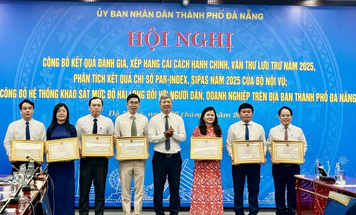 Phó Chủ tịch UBND TP Đà Nẵng Hồ Quang Bửu (ở giữa) trao Bằng khen cho của Chủ tịch UBND thành phố cho các tập thể xuất sắc trong công tác cải cách hành chính năm 2025. Ảnh: CD.