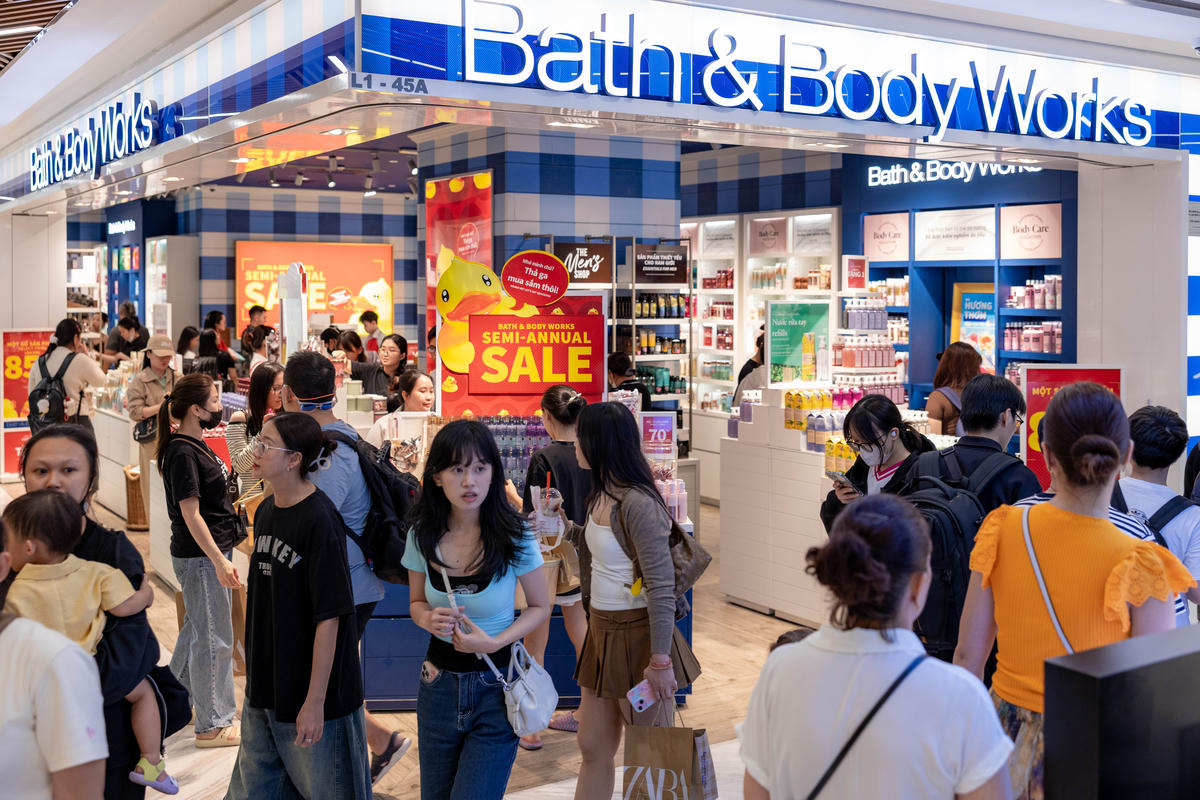 Không gian mua sắm ngày “sale đỏ” sôi động tại Vincom Center Đồng Khởi, TP.HCM