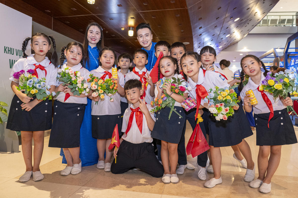 Các mầm non tương lai đất nước được tiếp năng lượng với những sản phẩm dinh dưỡng Vinamilk mát lành. Ảnh: Vi Nam