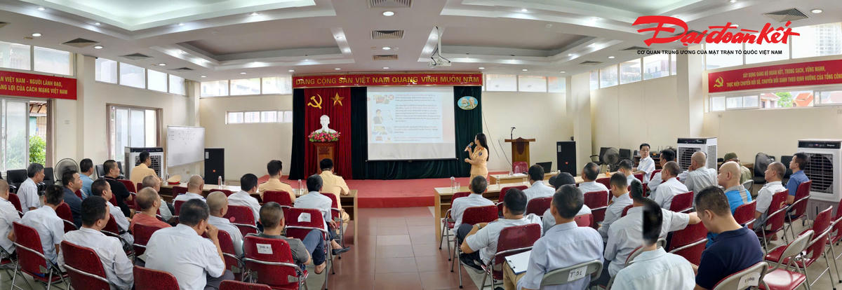 Tại hội nghị, cán bộ Phòng CSGT đã phổ biến những quy định mới của pháp luật về TTATGT, đồng thời phân tích các nguyên nhân dẫn đến tai nạn giao thông, chỉ ra những lỗi vi phạm phổ biến của xe buýt như dừng, đỗ không đúng quy định, không chấp hành tín hiệu đèn giao thông và các hành vi tiềm ẩn nguy cơ mất an toàn.
