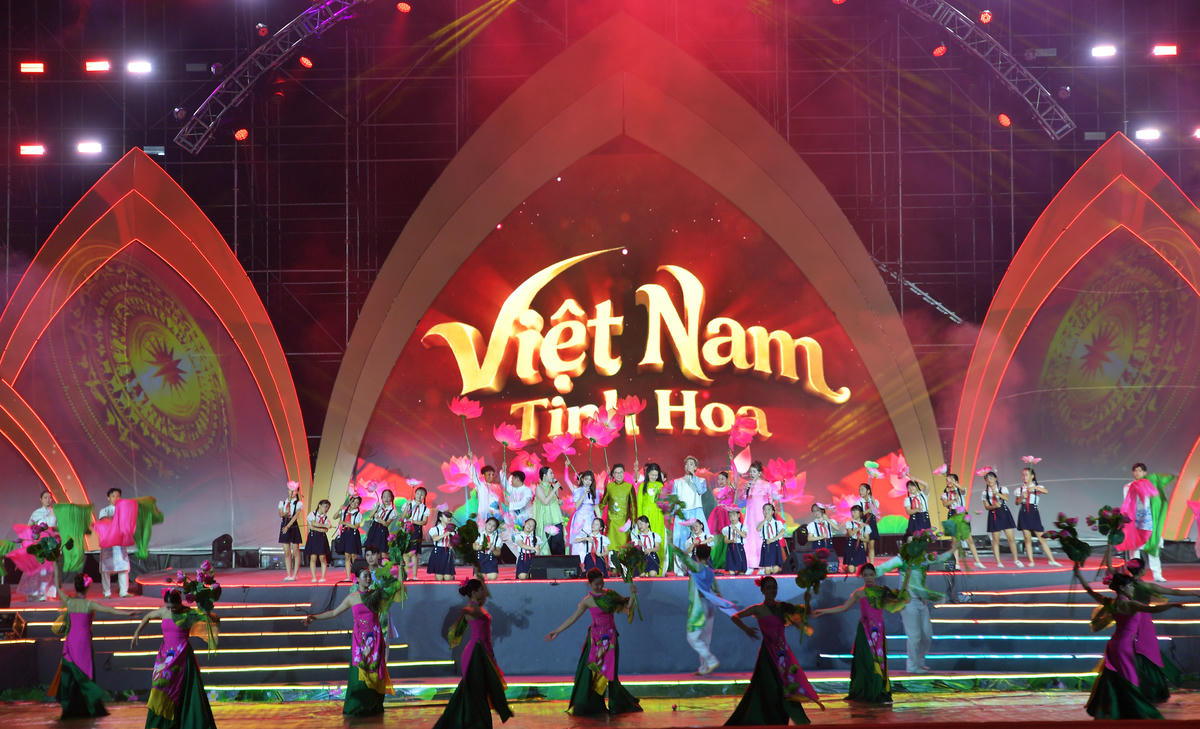 Trong kế hoạch triển khai đồng bộ các hệ giá trị Việt Nam vừa được ban hành, con người được xác định là trung tâm của sự phát triển, vừa là chủ thể thực hành, lan tỏa các giá trị văn hóa, vừa là nền tảng xây dựng gia đình hạnh phúc.