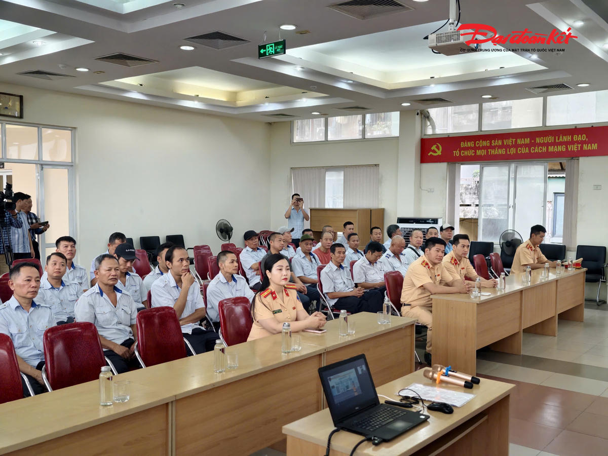 Song song với công tác tuần tra, kiểm soát, Phòng CSGT cũng phối hợp với các đơn vị chức năng rà soát hệ thống điểm dừng xe buýt, điều chỉnh những vị trí chưa phù hợp, bổ sung vạch sơn và tổ chức giao thông hợp lý hơn nhằm tạo điều kiện thuận lợi cho hoạt động vận tải công cộng, đồng thời giảm nguy cơ ùn tắc và tai nạn giao thông.