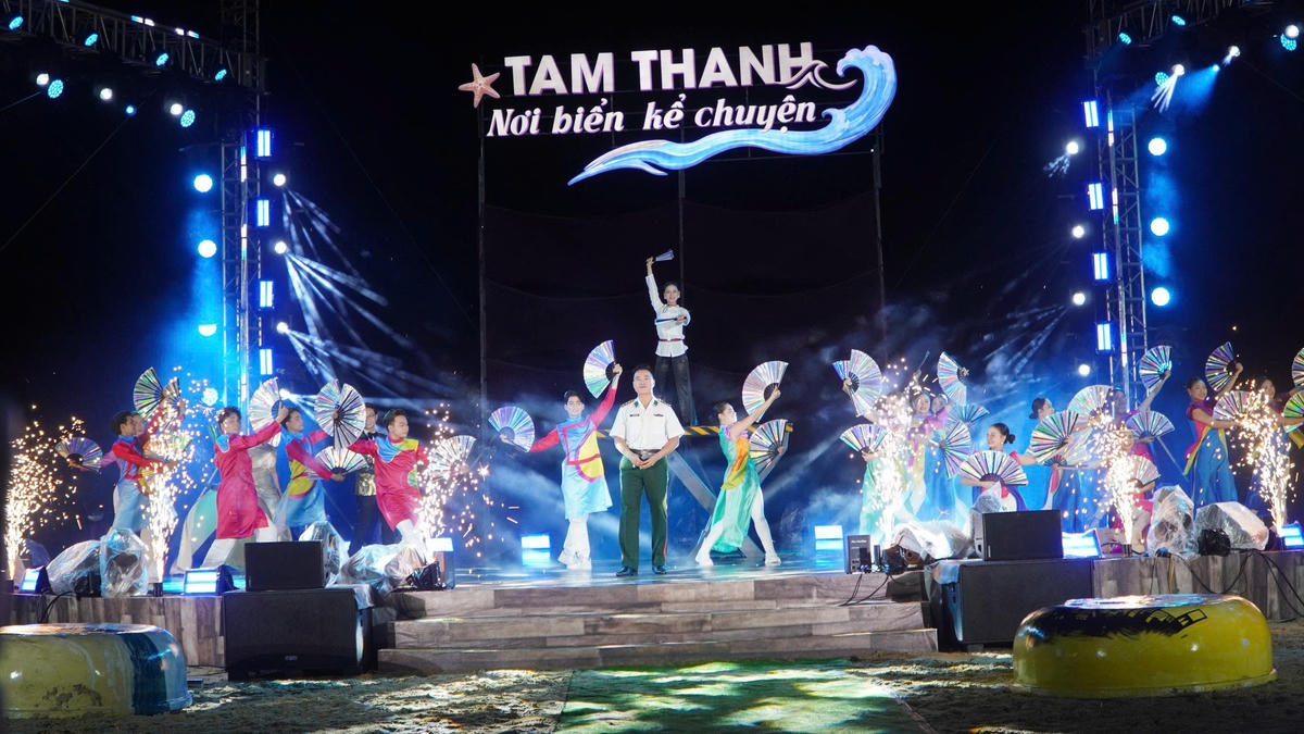 Một tiết mục văn nghệ tại lễ hội biển Tam Thanh năm 2026. Ảnh: CĐ.