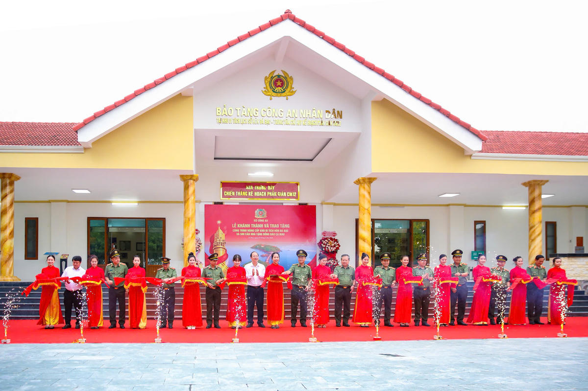 Các đại biểu thực hiện nghi thức khánh thành Công trình nâng cấp Khu di tích Hòn Đá Bạc. Ảnh: Trí Nhân