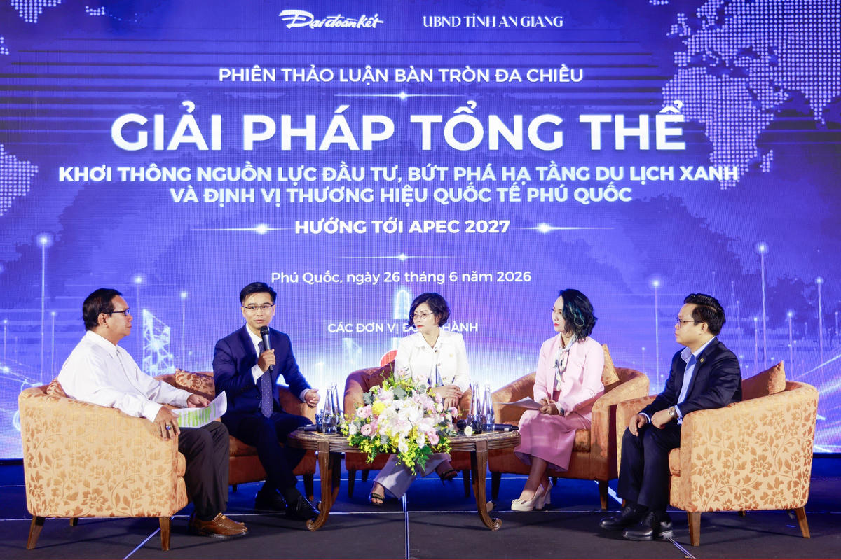 Các đại biểu trao đổi tại phiên thảo luận bàn tròn, đề xuất nhiều giải pháp khơi thông nguồn lực đầu tư, phát triển du lịch xanh và nâng cao vị thế quốc tế của Phú Quốc. Ảnh: Quang Vinh.