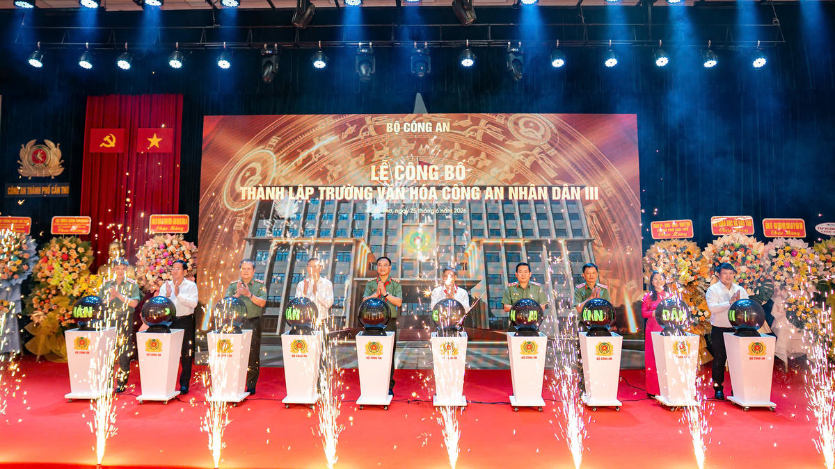 Các đại biểu thực hiện nghi thức khánh thành và công bố thành lập Trường Văn hóa Công an nhân dân III. Ảnh: Trí Nhân