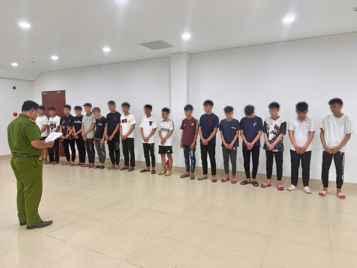 Các đối tượng tại cơ quan Công an. Ảnh: H.N.