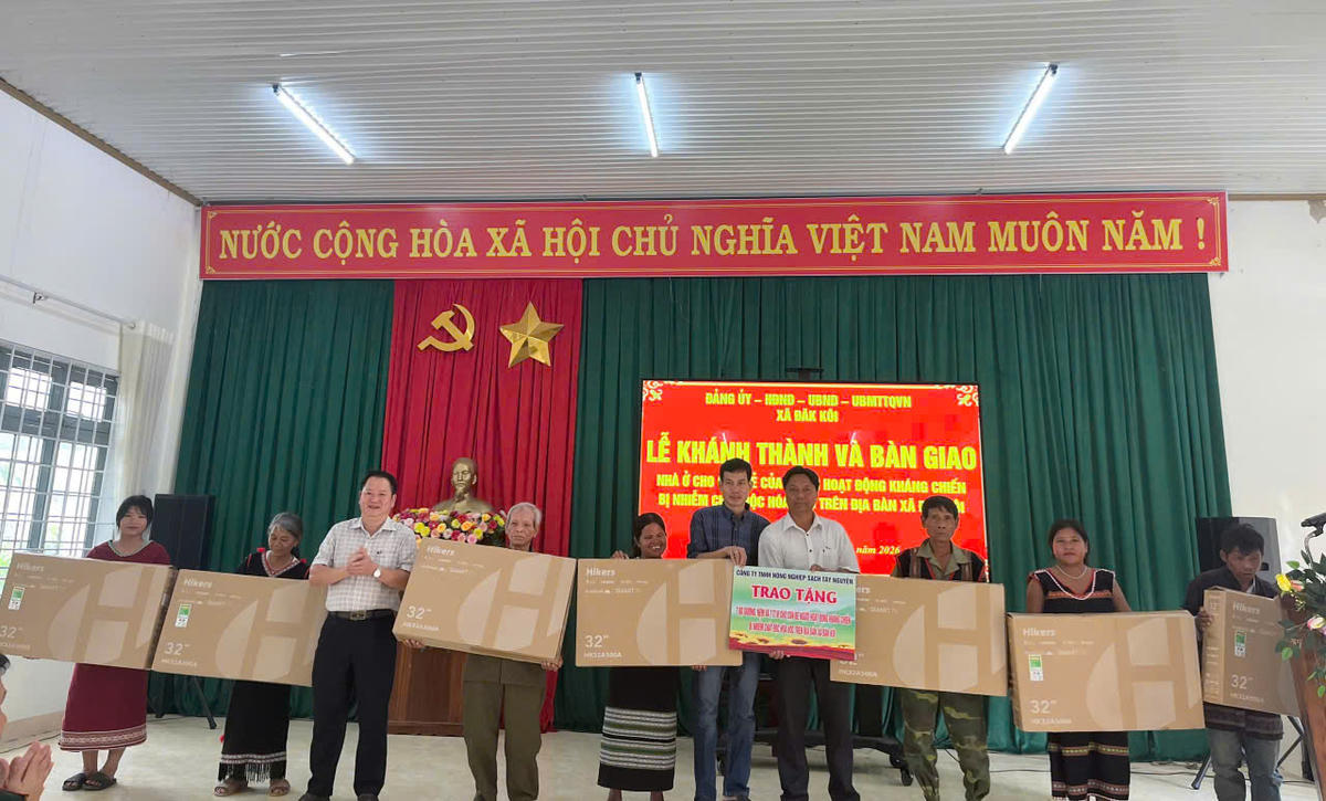 Lãnh đạo xã Đăk Kôi tặng quà cho 7 hộ gia đình là con đẻ của người hoạt động kháng chiến bị nhiễm chất độc hóa học. Ảnh: BT.