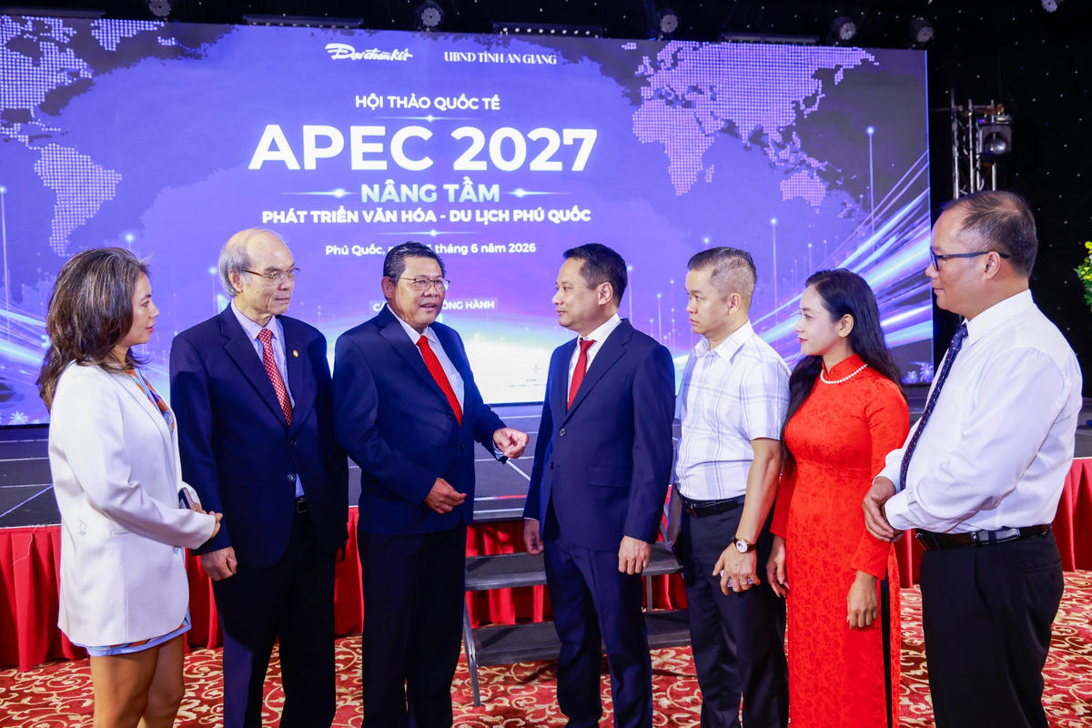 Các đại biểu trao đổi bên lề hội thảo về những giải pháp thúc đẩy phát triển văn hóa - du lịch Phú Quốc theo hướng bền vững, hiện đại và hội nhập quốc tế. Ảnh Quang Vinh.