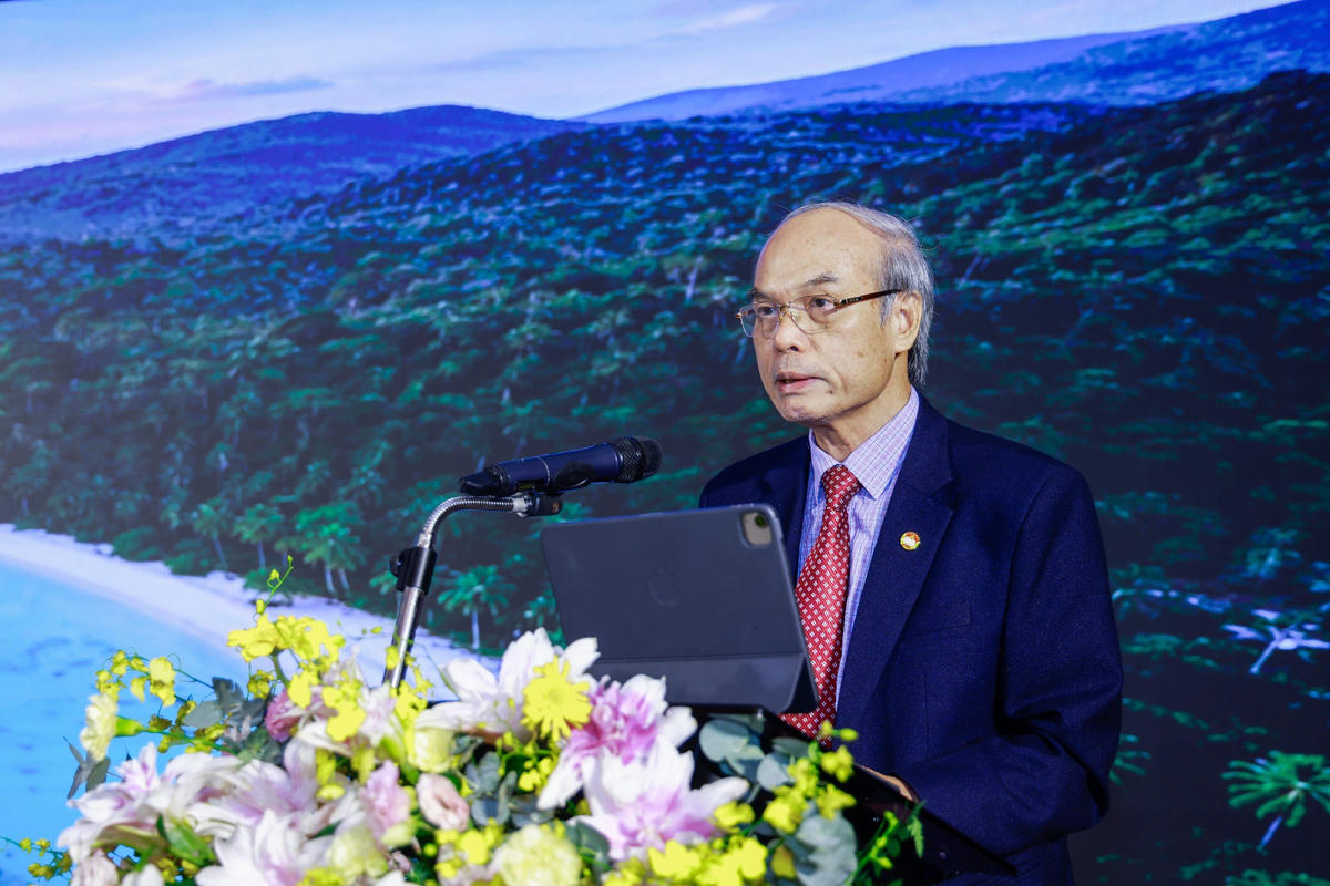 PGS.TS Mai Quang Vinh - Ủy viên Ủy ban Trung ương MTTQ Việt Nam, Phó Chủ tịch Thường trực - Tổng Thư ký Hiệp hội Chuyển đổi xanh Việt Nam (VGA) tham luận tại hội thảo. Ảnh: Quang Vinh.