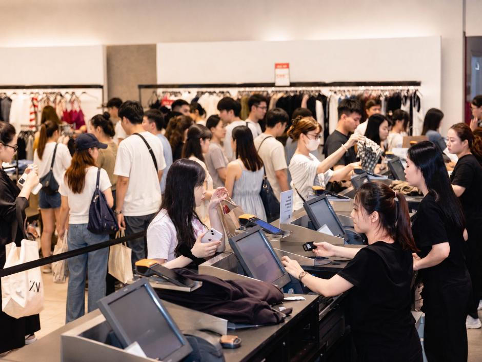Quầy thanh toán tại các cửa hàng hoạt động hết công suất.