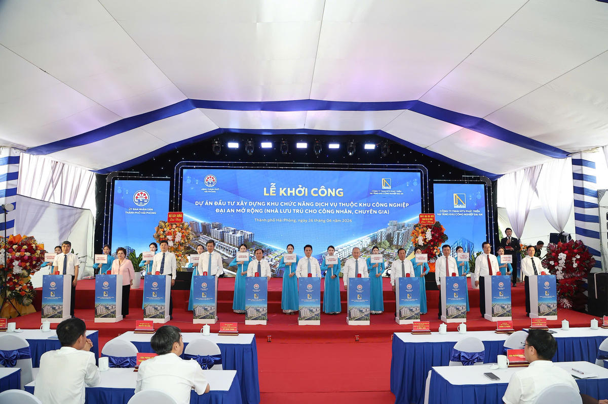 Lãnh đạo Trung ương và lãnh đạo TP Hải Phòng nhấn nút khởi công dự án. Ảnh: ĐT. 
