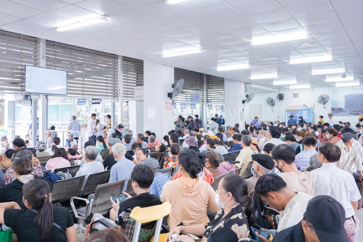 Mỗi ngày tại Bệnh viện Chợ Rẫy có từ 6.000 - 8.000 lượt bệnh nhân khám ngoại trú và 2.500 - 2.870 bệnh nhân nội trú. Số ca cấp cứu từ 300 - 350 ca/ngày. Ảnh: BV