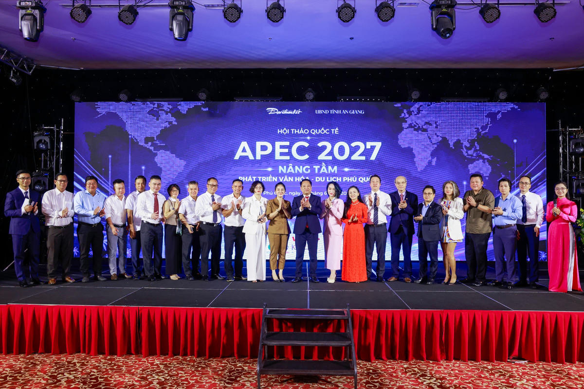 Các đại biểu tham dự Hội thảo quốc tế "APEC 2027 - Nâng tầm phát triển văn hóa - du lịch Phú Quốc" chụp ảnh lưu niệm. Ảnh: Quang Vinh.