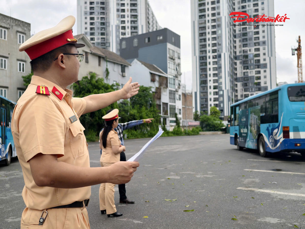 Trong bối cảnh xe buýt thường xuyên hoạt động trên các tuyến đường đông đúc, lưu lượng phương tiện lớn và tiềm ẩn nhiều tình huống giao thông phức tạp, việc nâng cao ý thức chấp hành pháp luật đối với đội ngũ lái xe được xem là giải pháp quan trọng để bảo đảm an toàn cho hành khách cũng như những người tham gia giao thông.