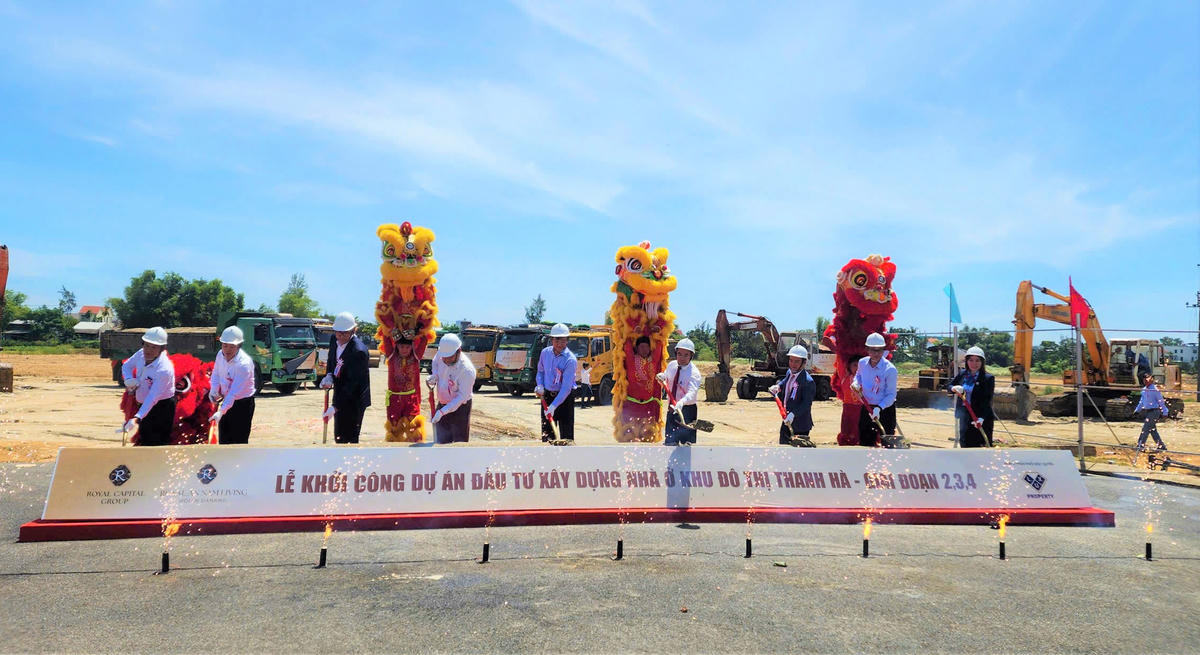 Các đại biểu thực hiện nghi thức khởi công Khởi công Dự án đô thị Thanh Hà- giai đoạn 2,3 và 4. Ảnh: CĐ.