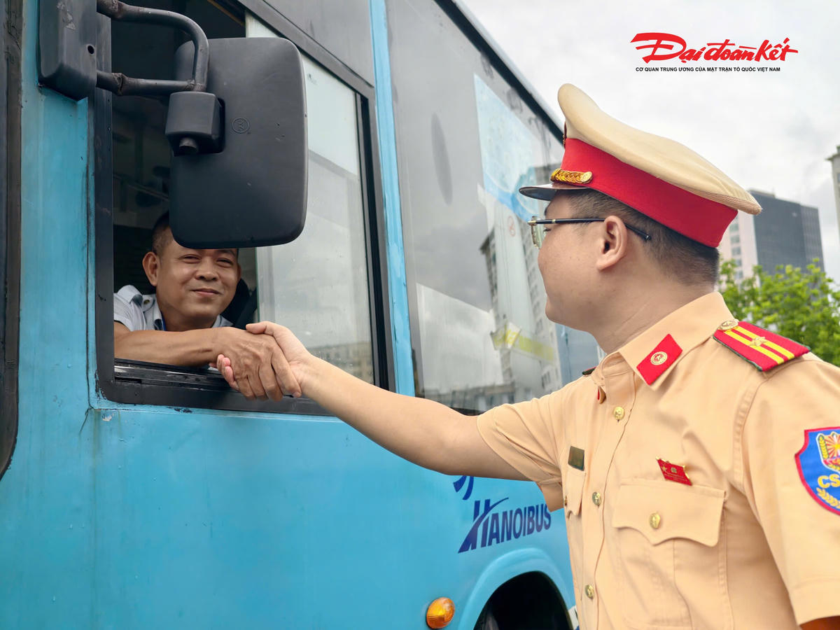 Bên cạnh việc cập nhật kiến thức pháp luật, nhiều tình huống giao thông thực tế được mô phỏng trực quan để các lái xe cùng phân tích, đánh giá nguyên nhân và trao đổi phương án xử lý phù hợp. Hình thức tuyên truyền này giúp người lái dễ tiếp cận kiến thức, đồng thời rút ra kinh nghiệm trong quá trình vận hành phương tiện hằng ngày.
