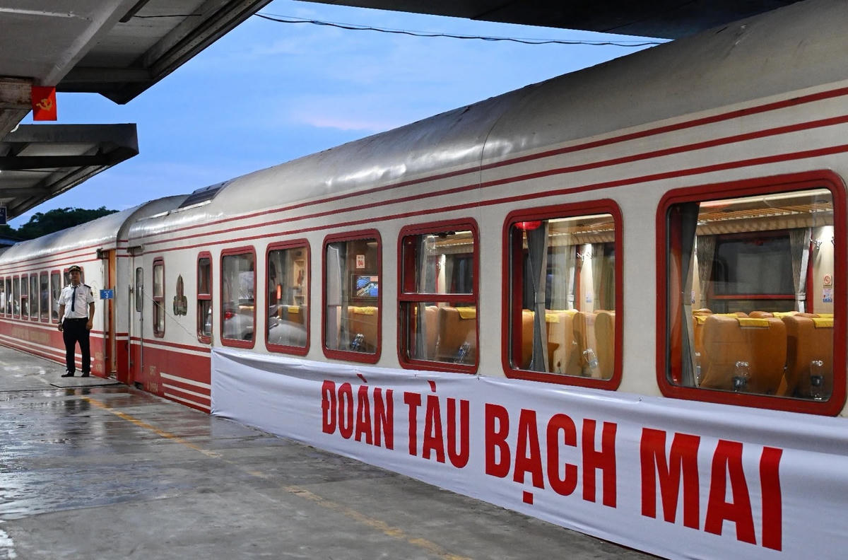 "Đoàn tàu Bạch Mai" lăn bánh mỗi ngày từ Hà Nội đưa cácnhân viên y tế của Bệnh viện Bạch Mai đến cơ sở 2 tại Ninh Bình