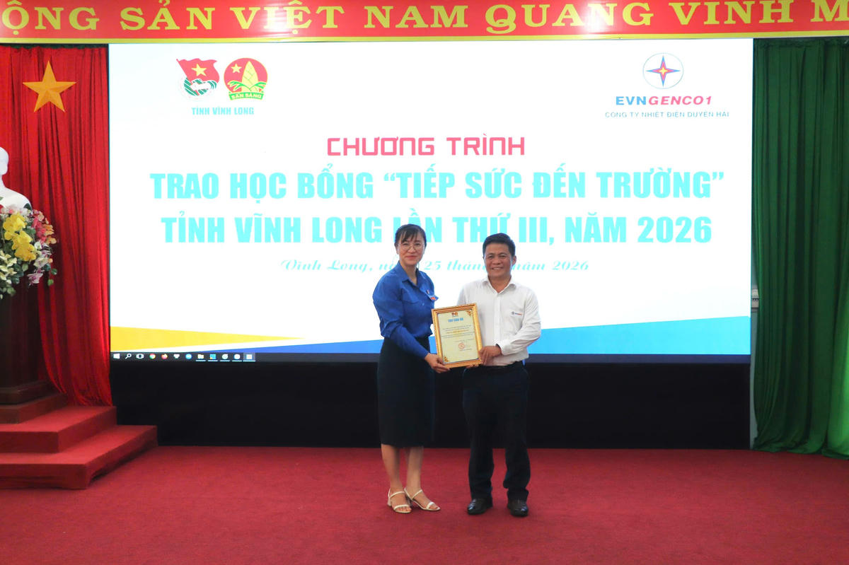Đại diện Ban Thường vụ Tỉnh đoàn Vĩnh Long trao thư cảm ơn Công ty Nhiệt điện Duyên Hải.