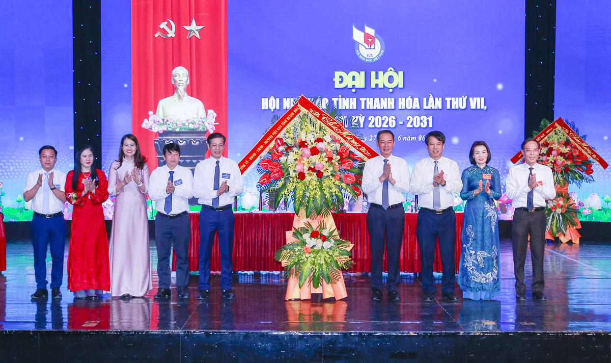 Phó Bí thư Tỉnh ủy, Chủ tịch Ủy ban MTTQ tỉnh Trịnh Tuấn Sinh tặng hoa chúc mừng Đại hội Hội Nhà báo tỉnh lần thứ VII, nhiệm kỳ 2026-2031. Ảnh: Lê Hợi