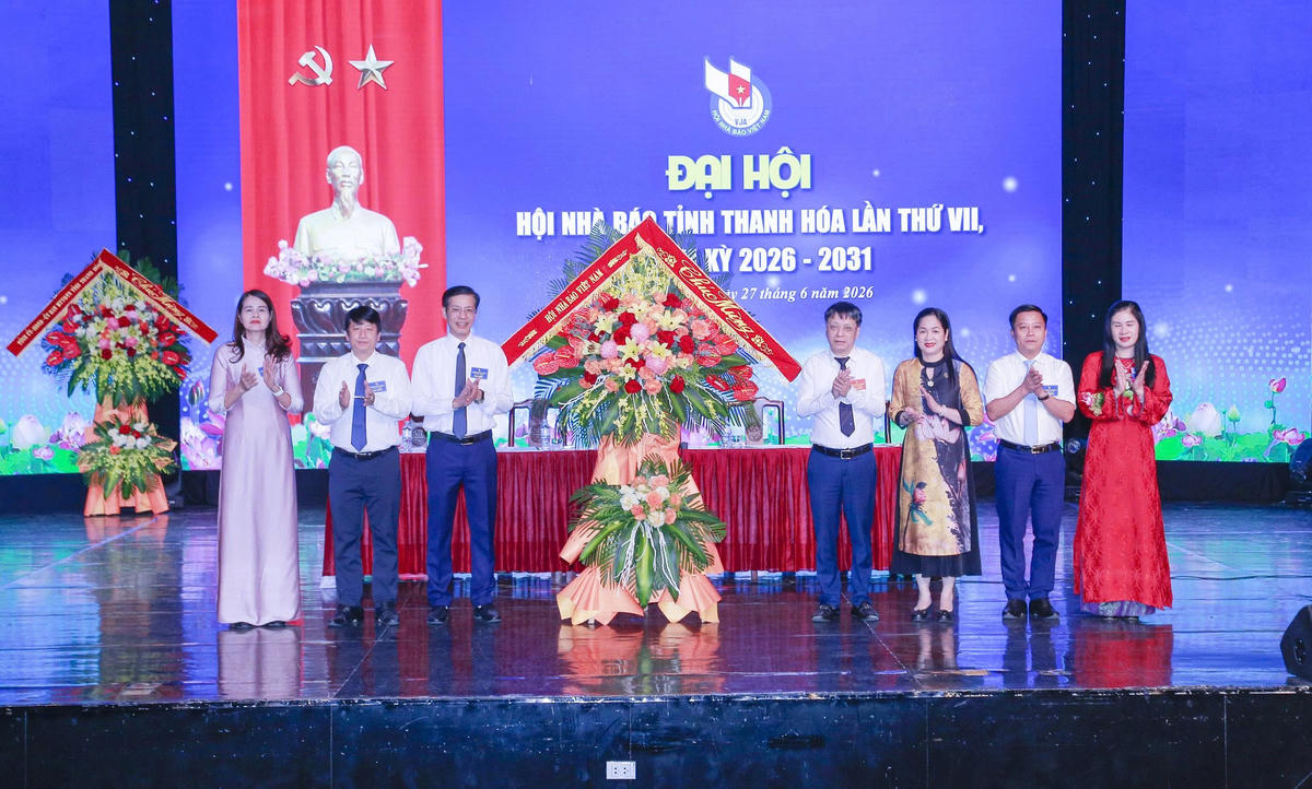 Thiếu tướng Phạm Khải - Ủy viên Ban Thường vụ Hội Nhà báo Việt Nam; Phó Cục trưởng Cục Khoa học, Chiến lược và Lịch sử Công an; Tổng Biên tập Tạp chí Công an Nhân dân tặng hoa chúc mừng đại hội. Ảnh: Lê Hợi